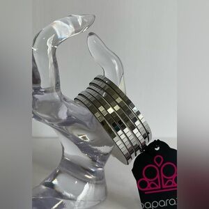 NWT Paparazzi “Disco Dazzle” Silver/White Snap Bracelet.